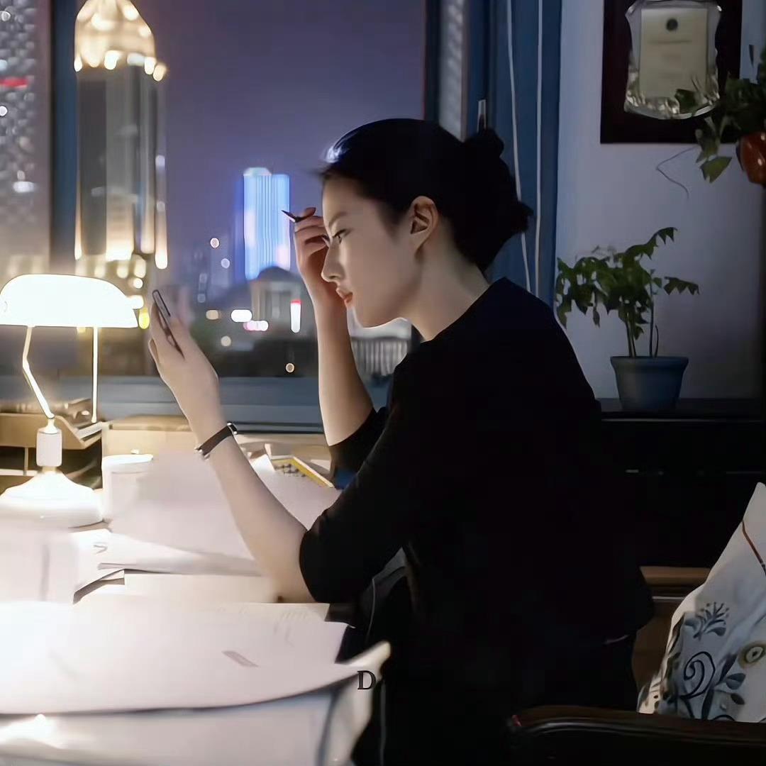 刘亦菲这两张图有种古早白月光的感觉了。