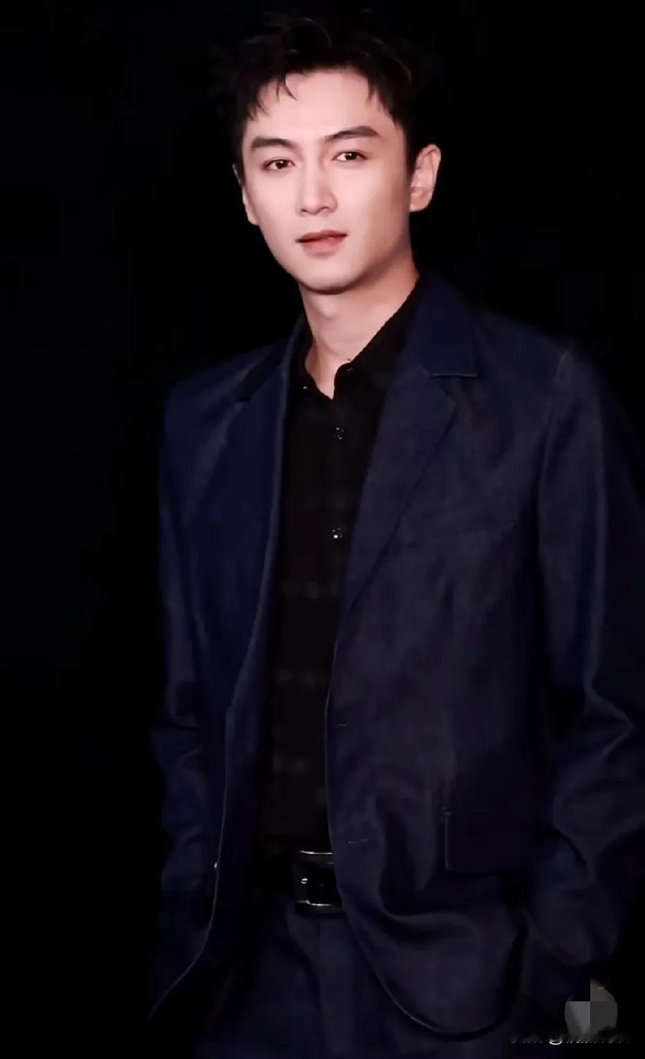 陈晓这是帅回来啦？！[呲牙笑]他现身深圳范思哲晚宴，穿着一套深蓝色西装，个子高挑