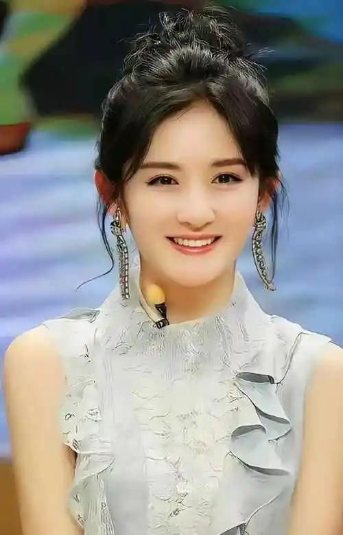 谢娜上央视秋晚，没装，没憋，就照自己那股子劲儿来了。台本她能接住，段子她敢甩，