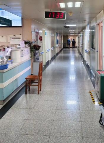 很多人想不明白，医院不应该是一本万利的吗，怎么会发不出工资呢？其实原因是，医保局