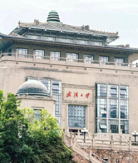 百年名校被一个劣德学生拿捏可笑！都是自己作的武大保她不是因为多优秀，而是怕