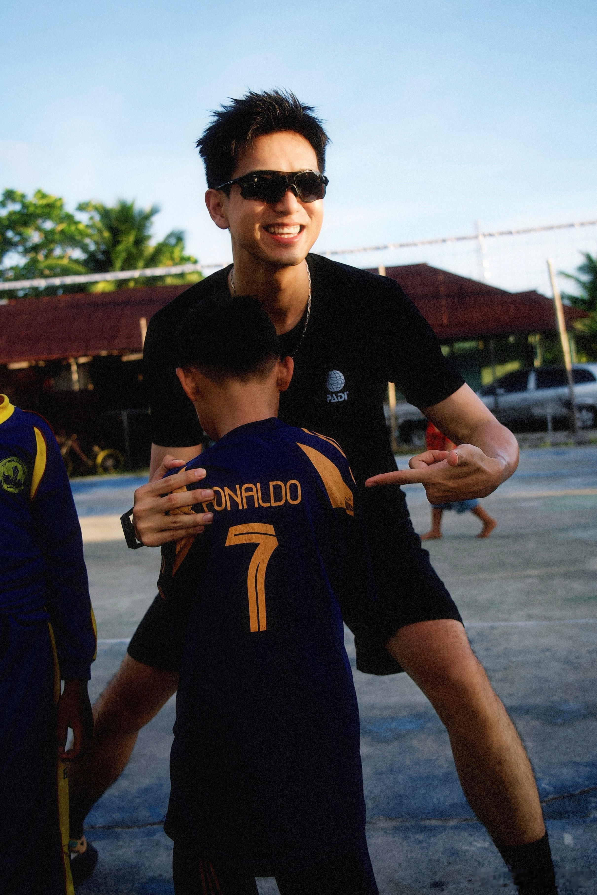 李现的笑容是真的很治愈耶