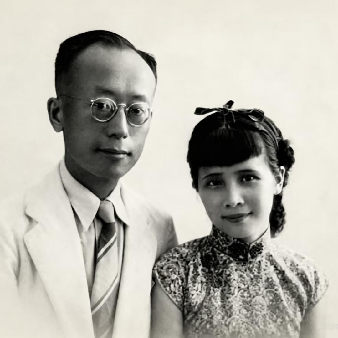 1939年，已经和陆小曼离婚后的王赓，和新婚妻子陈剑趣，一张幸福的新婚纪念照。