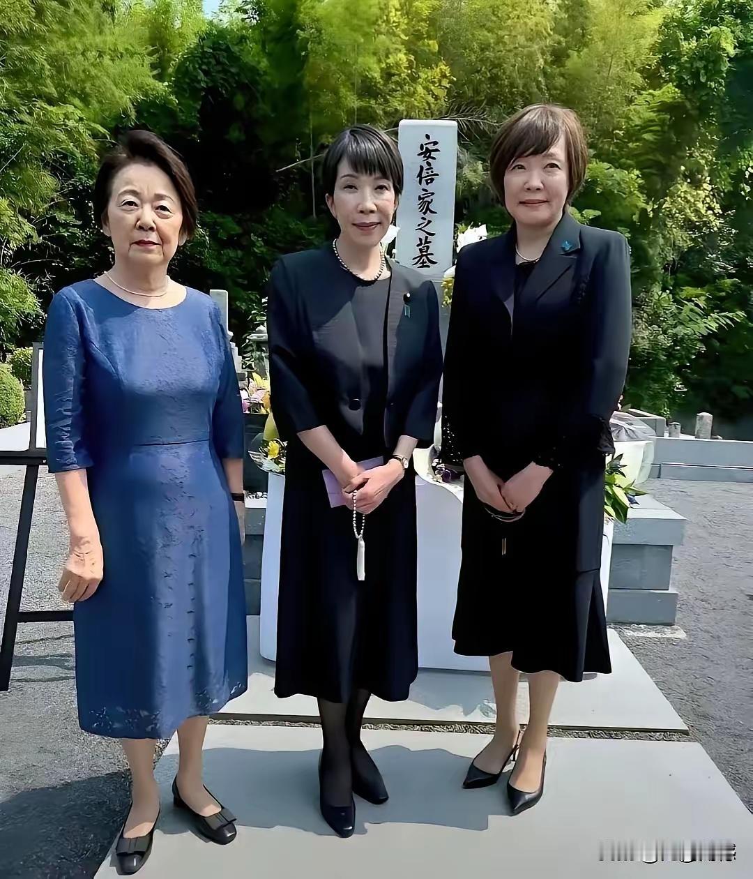 高市和安倍他妈，还有安倍他老婆，关系都是非常不错的，她们仨个人在一起合影留念的时