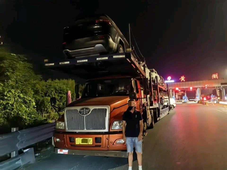 高速上的意外总是防不胜防，就像刘先生的遭遇，简直是“惊魂一夜”。11月12日凌晨