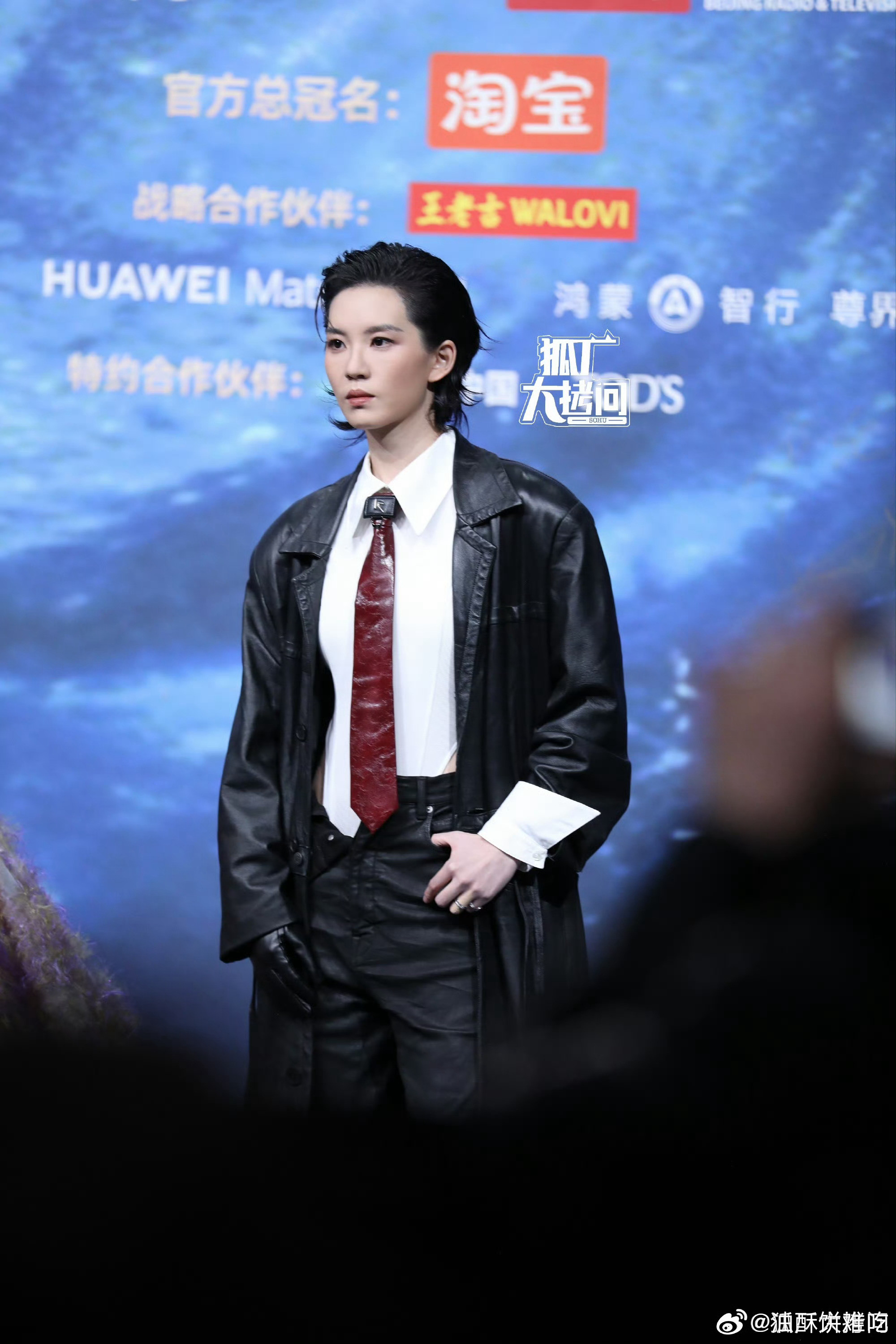 明星出门在外一定要注意狐厂记者的位置，稍不注意就开始出丑图