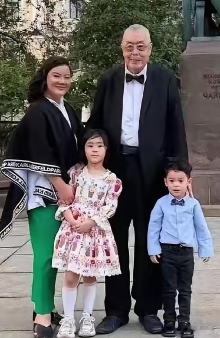 只能说女的生了孩子以后，老的是真快！钢琴家刘诗昆，已经87岁。现任妻子孙颖，