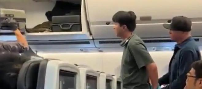 “嚣张过头了！”上海飞洛杉矶的一架航班上，一名男子因自家孩子惊扰邻座，非但不加