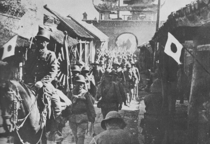 过去，日本军国主义靠武力入侵，动用陆海空部队攻城略地，肆意践踏他国土地、掠夺资源