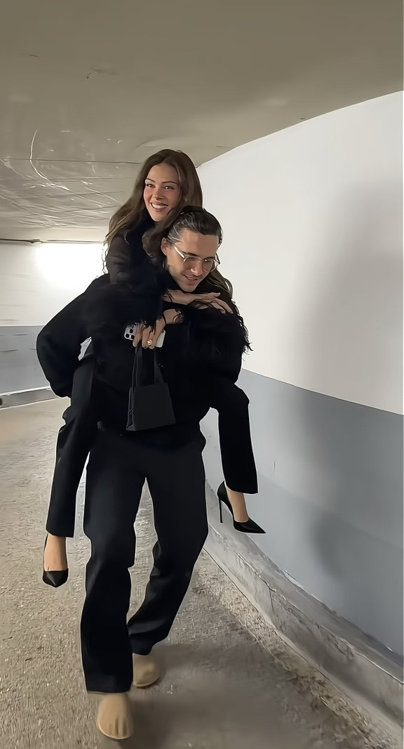 贝克汉姆大儿子布鲁克林背着老婆妮可拉下车