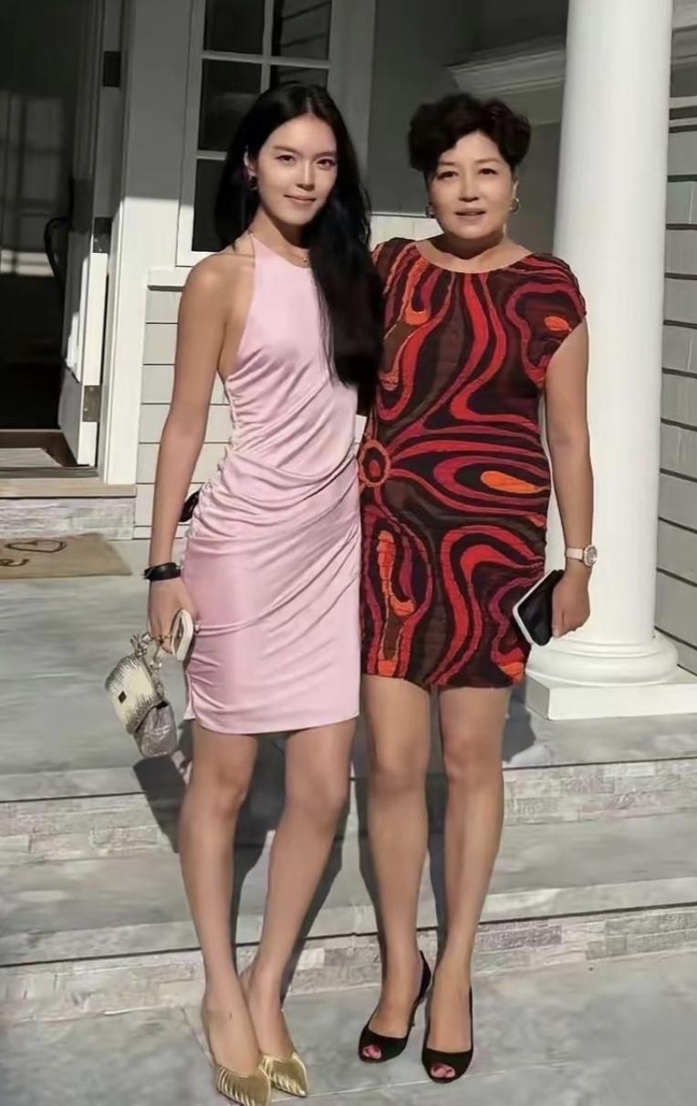 李咏的遗孀哈文与女儿在美国的别墅前合影。