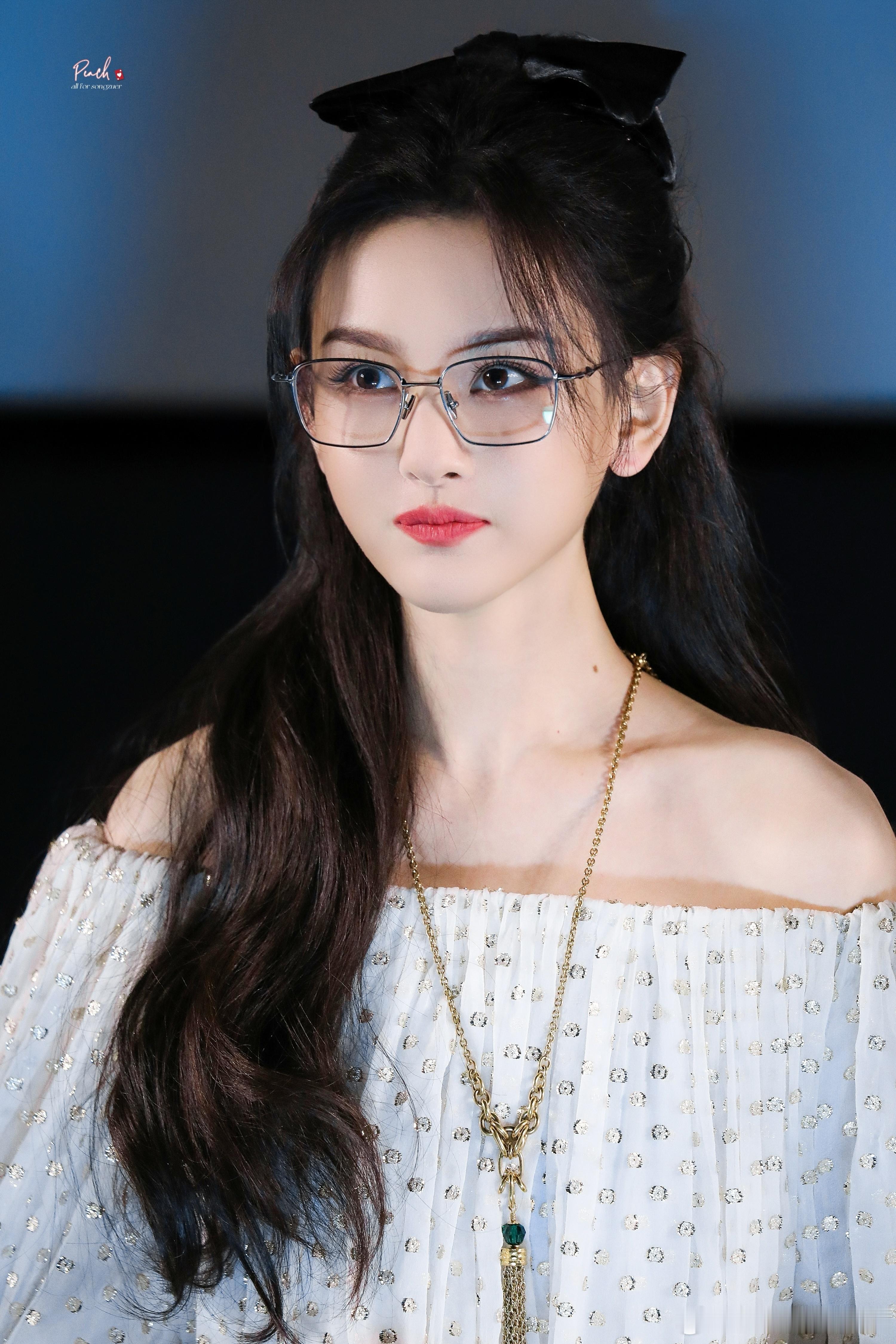 宋祖儿马年添个新装扮晚安