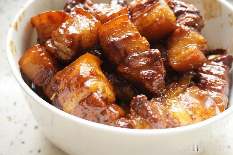 做红烧肉时，冰糖和白糖都能派上用场。用冰糖做出来的肉色红润透亮，甜味醇厚，就像给