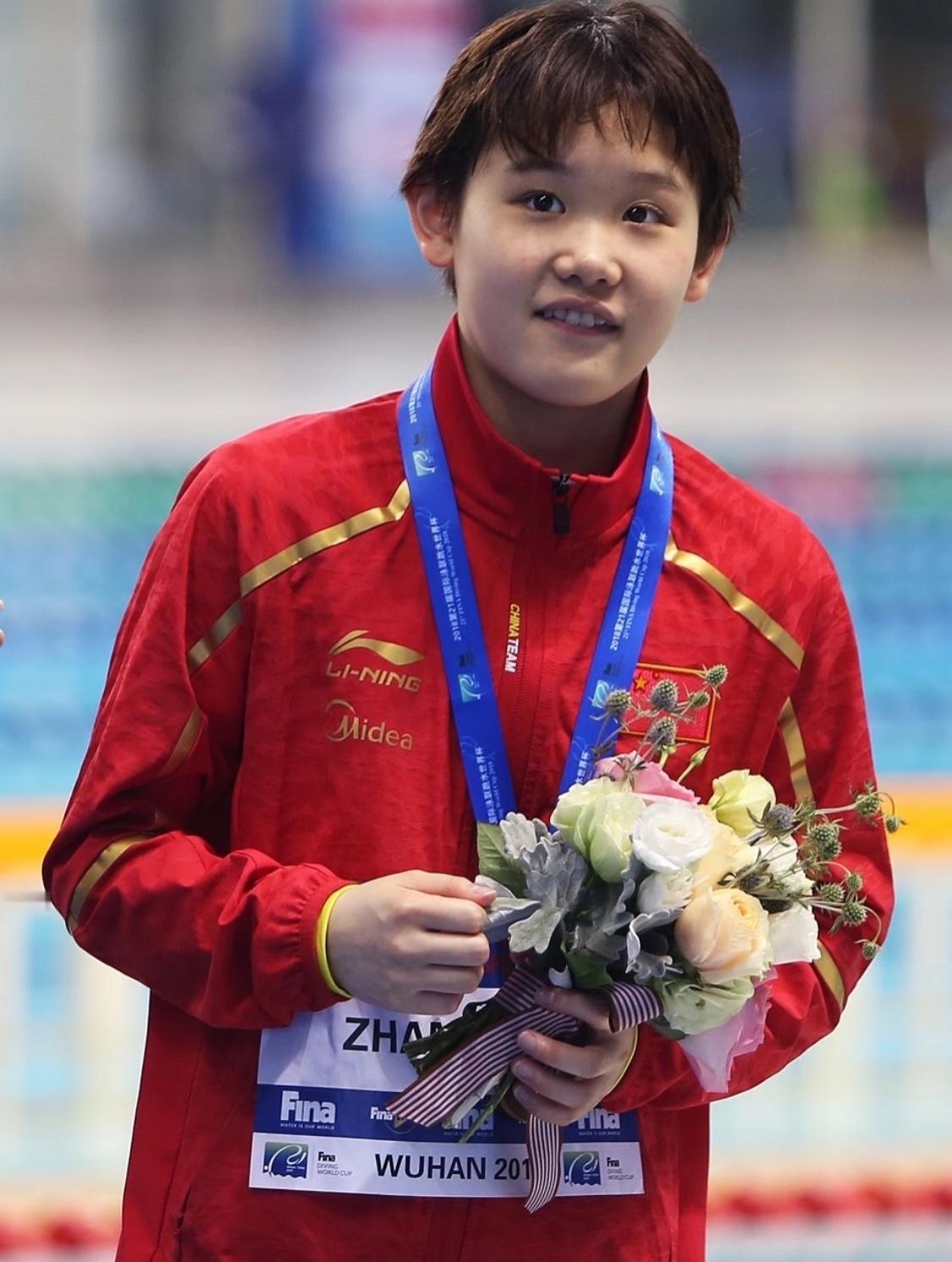 今晚这水花压的……我直接把话放这儿了。女子十米台单人那块金牌，就是张家齐的。