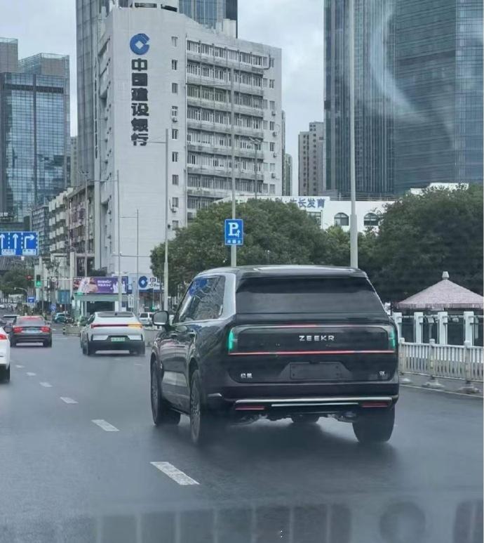极氪9X这屁股...一言难尽不太对得起车头的设计这中网多帅啊[哭哭]​​​