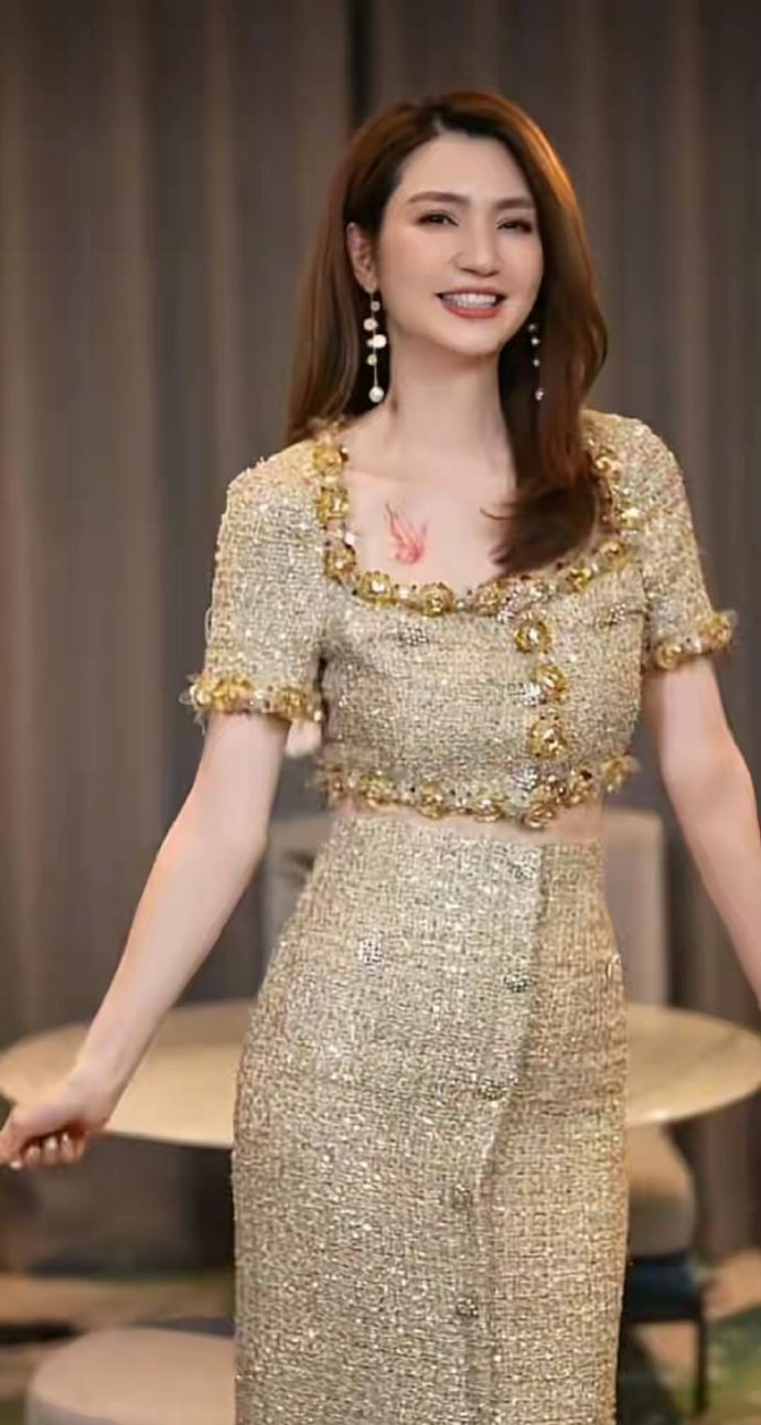 54岁洪欣跳手势舞：露脐短袖+半身裙，贵气又时髦，美得像30岁