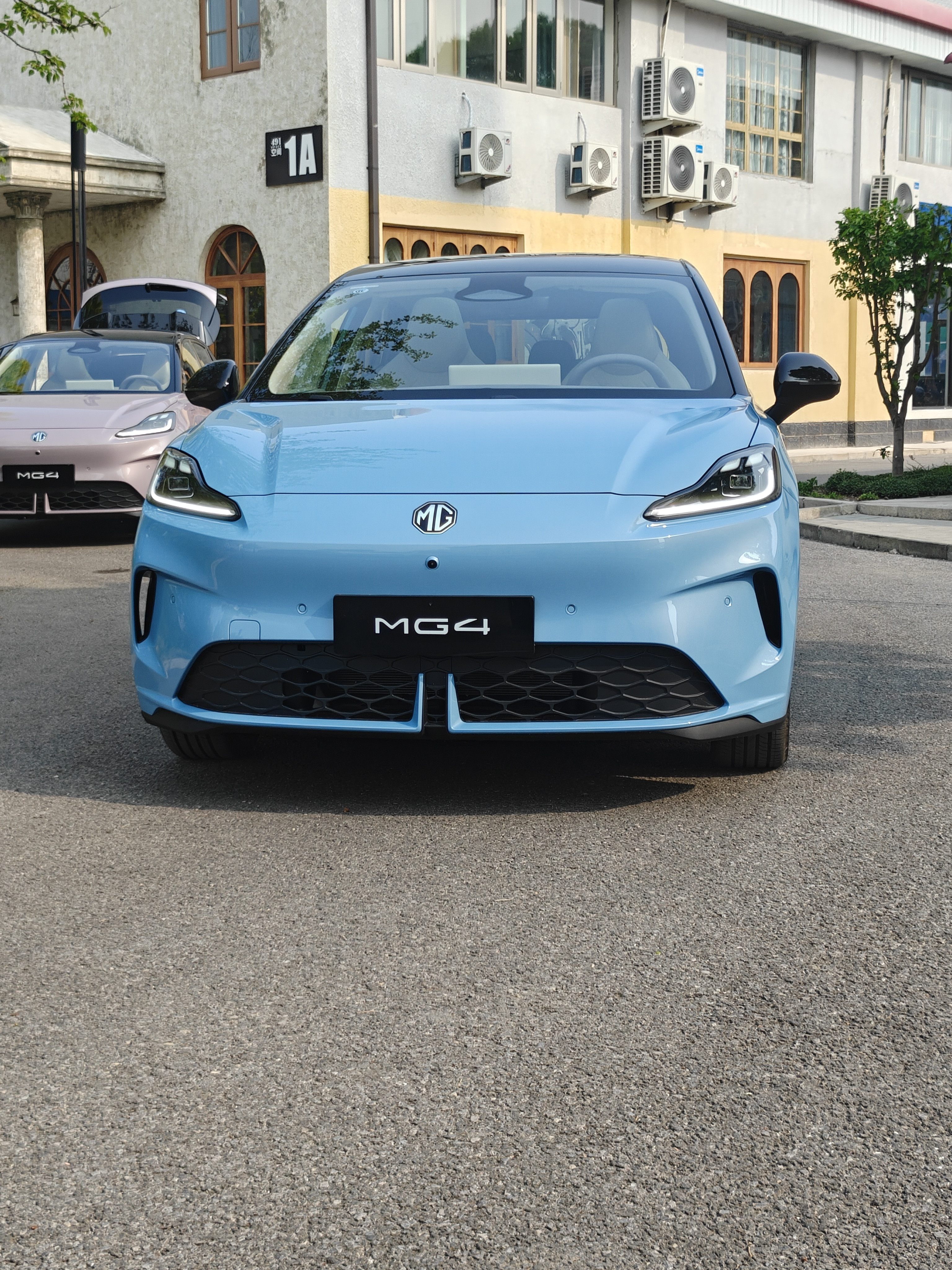 2026款MG4这俩颜色咋样我觉得米色真不错新款已经具备前排座椅按摩了（低配主驾