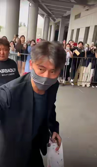 朱媛媛去世，李乃文首次现身沈阳，真是一夜白头，眼见着憔悴了许多。 大学期间，李乃