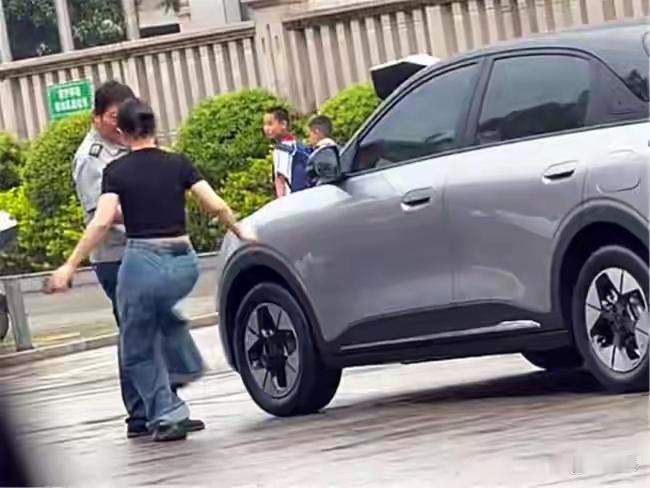 保安扇女子耳光事件的前因后果是这样的：女子开车去学校旁接孩子放学，保安敲她车