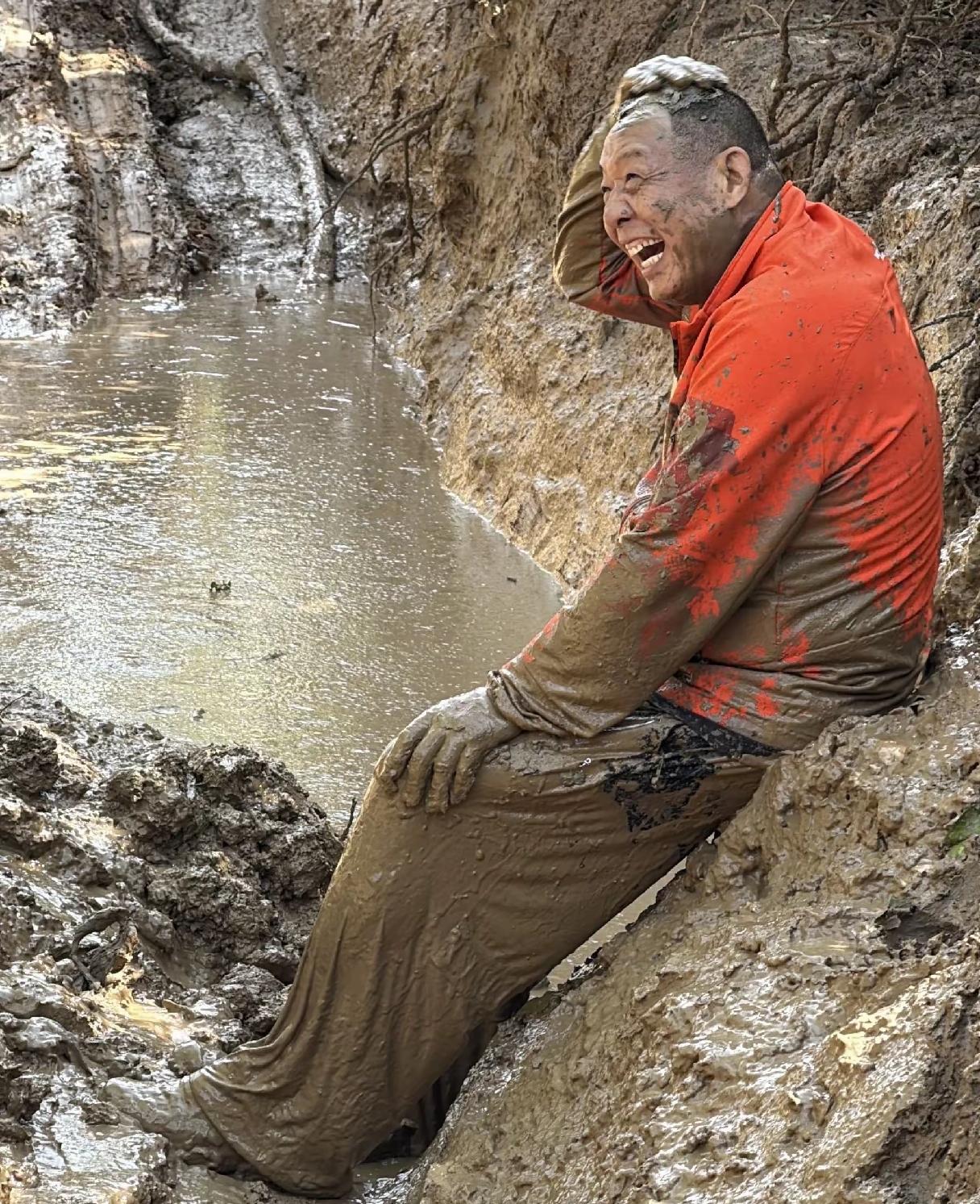 等我像他这样有钱了！我也去滚泥巴！为啥现在我不去？我现在去的话有可能被说“