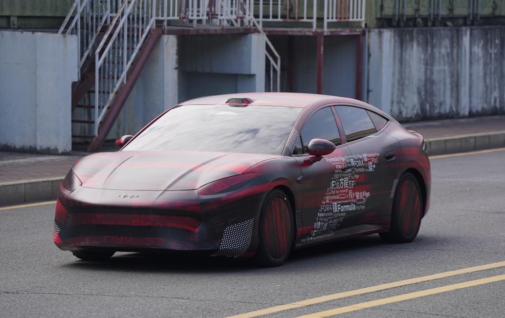 【命名成悬念！方程豹首款轿车谍照曝光】日前，方程豹首款轿车首款轿车谍照曝光。从图