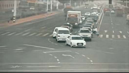 大车应该是想冲灯尾，遇到了“鬼探头”，刹不住了。电瓶车闯红灯，还是“鬼探头”，