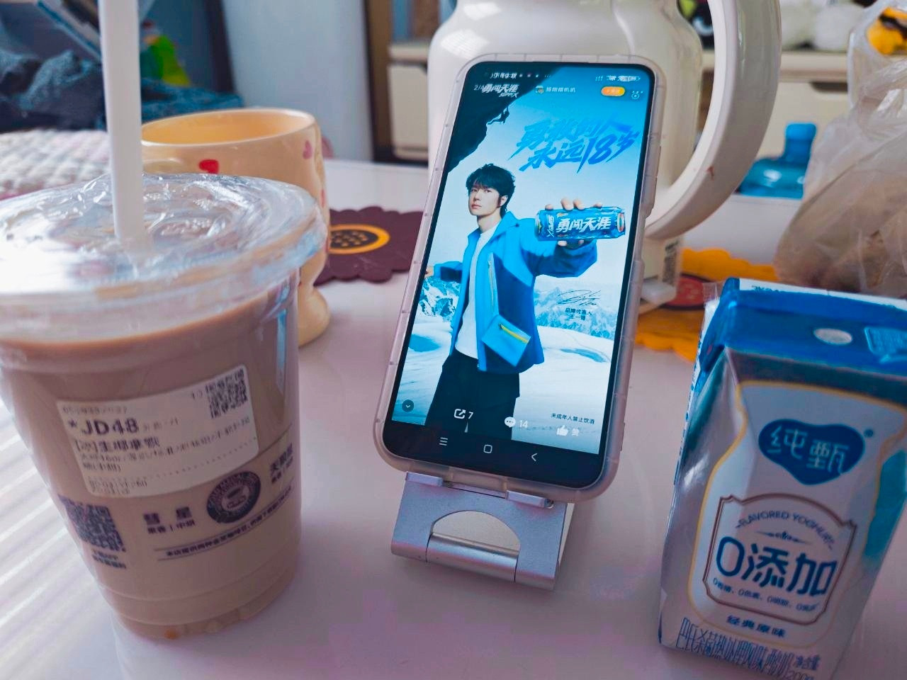 为什么总发王一博的库迪咖啡？答:❶我不发也是要喝的。❷在他的电影和纪录片没有播以