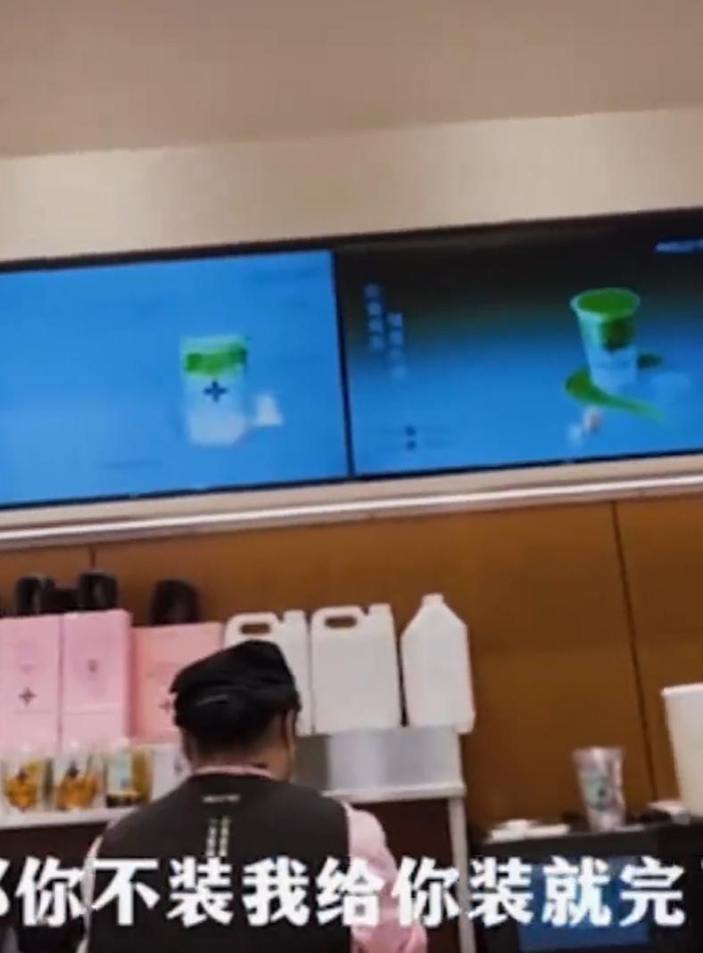 12月7日，北京市海淀区西三旗万象汇的一奶茶店里，店员把做好的奶茶摆在桌面上，过