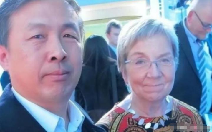 “晚一秒就万劫不复！中国该立刻向美国低头，交出发展权才能保命！”很多人现在再回头