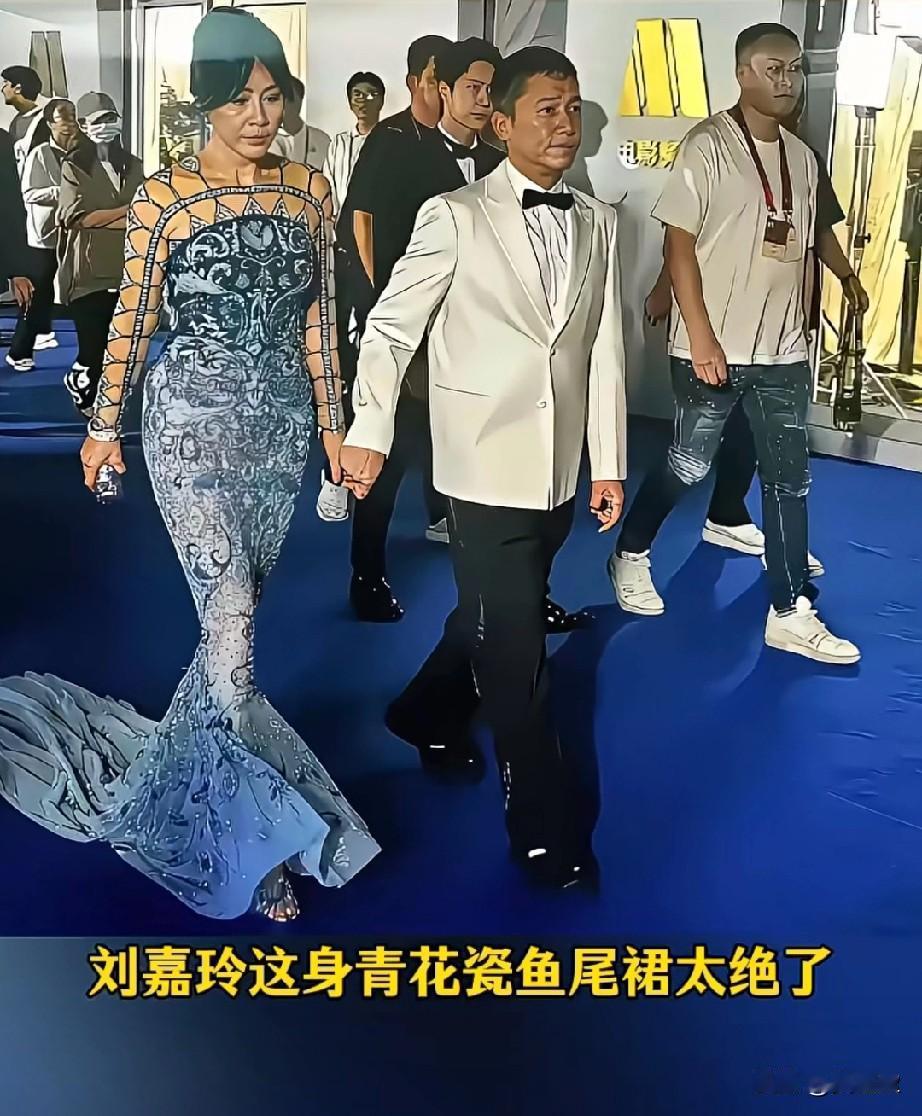 我只看到了很贵刘嘉玲这身青花瓷鱼尾裙太绝了！镂空长袖配精致纹样，把凹凸有致的曲