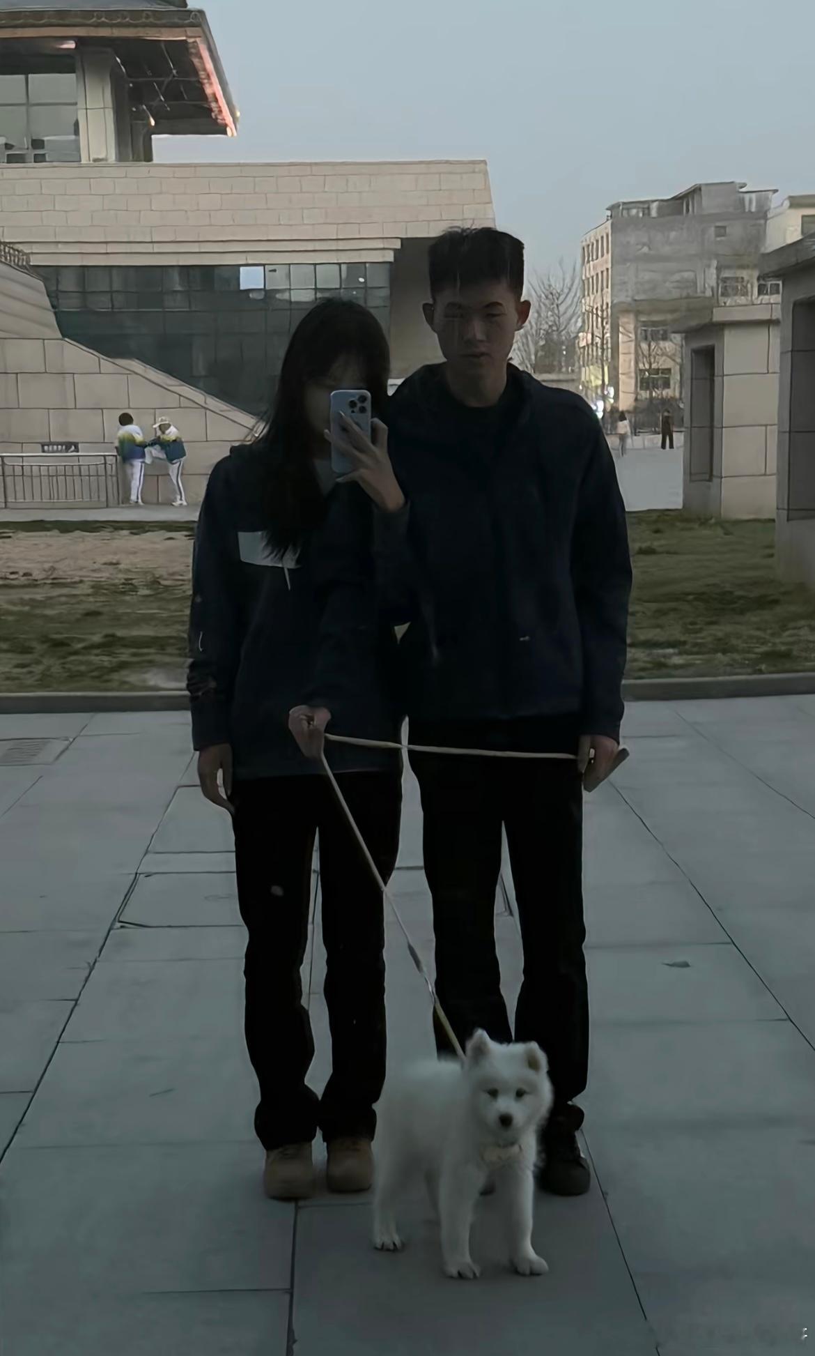 和喜欢的女孩一起养了小狗