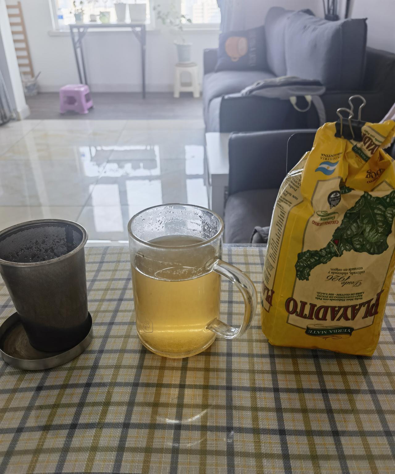 因为觉得新鲜，在网上买了一包原产自阿根廷的马黛茶。茶叶的颜值就不说了，就和给牛马