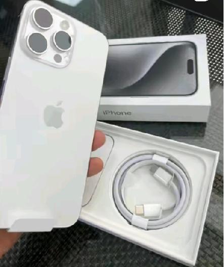 热搜上那个“爸爸借不到钱给孩子买手机”的新闻，真让人心里堵得慌。女儿的手机坏了整