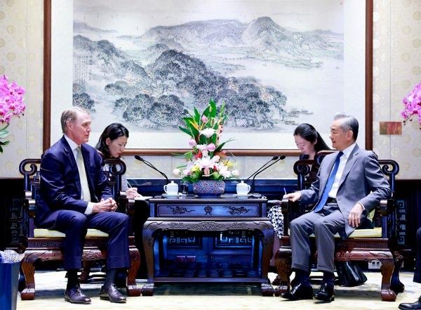 美国驻华大使戴维·珀杜8月27日发文称，本周与中国外交部长王毅、常务副部长马朝旭