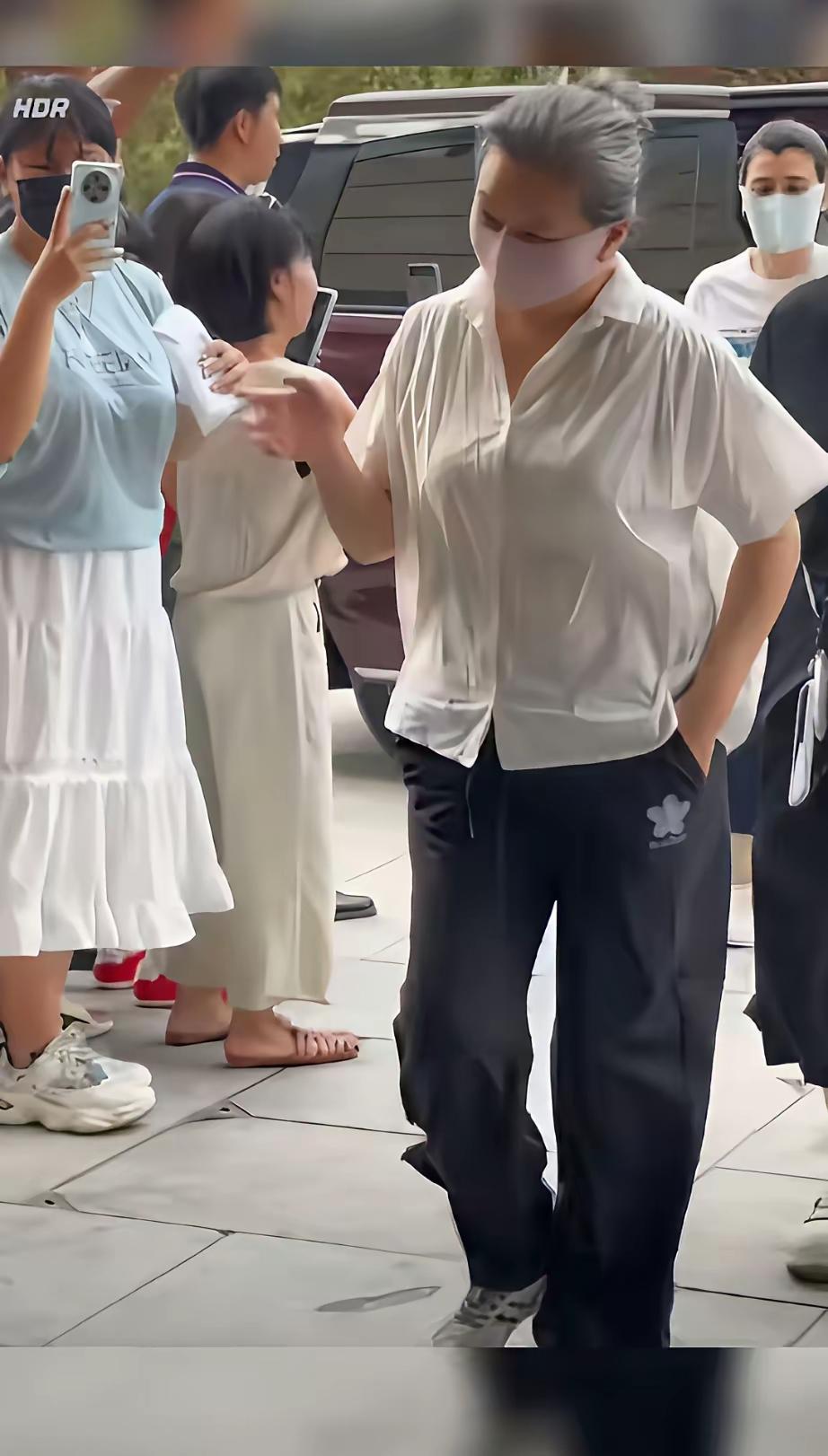 姜珊老了特别是那一头白发身材也发胖了不少宛如邻家大妈的模样了挺感慨的除