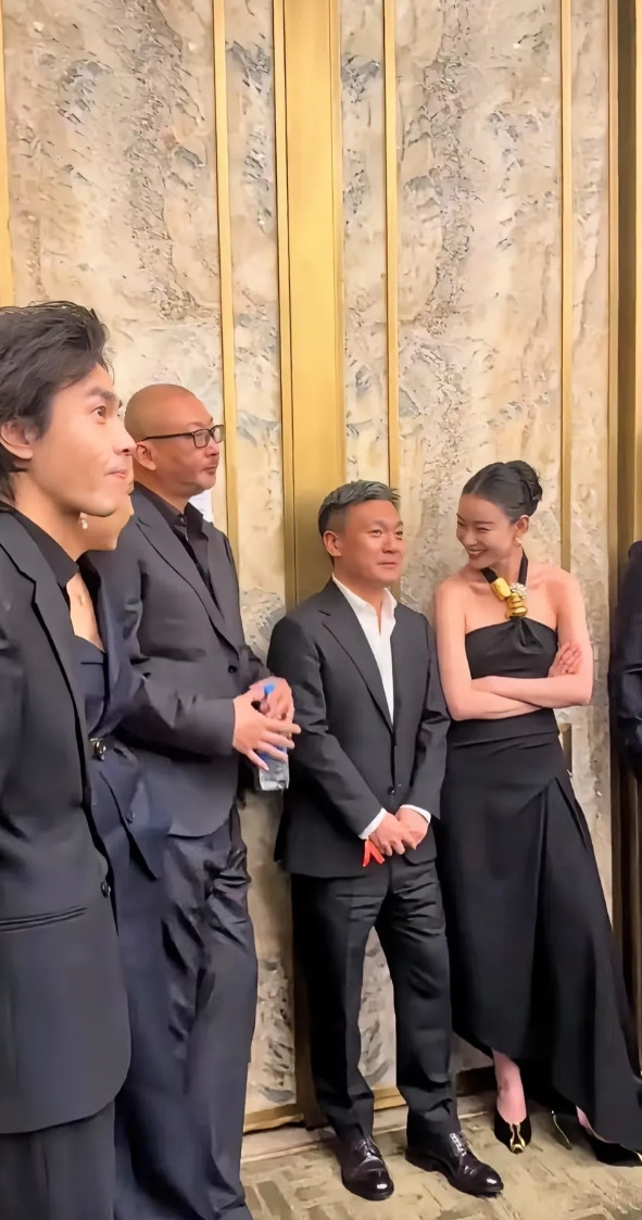 倪妮旁边这矮个大哥是谁啊，能让明星看起来这么会来事的样子，应该不简单啊