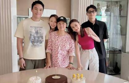 屡次被传感情破裂，何超莲一张全家福曝光真相，窦骁终于叩开赌王三房的家门