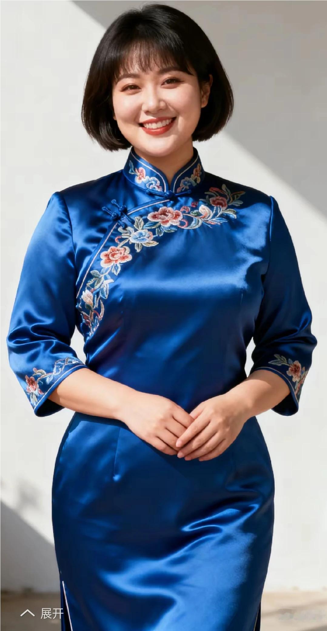 徐娘半老，雍容华贵花容月貌，仪态万方中国蓝色，绣花图案东方旗袍，精雕细琢