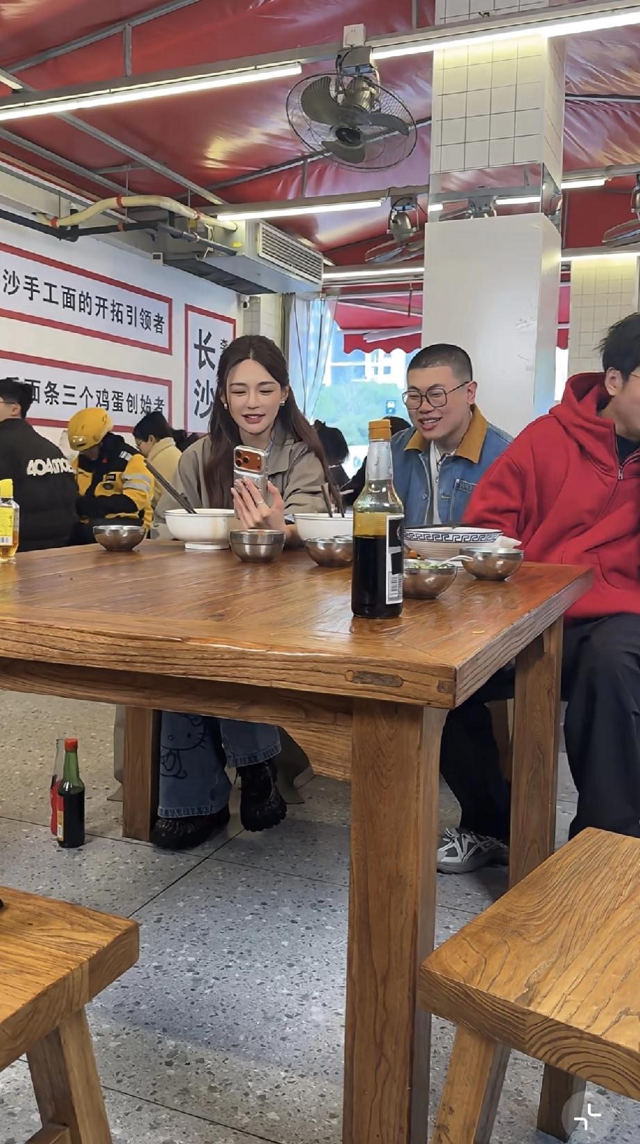 沈梦辰与李维嘉长沙吃面，沈梦辰眼袋好重，李维嘉个子不高，像邻家大叔！3月5日