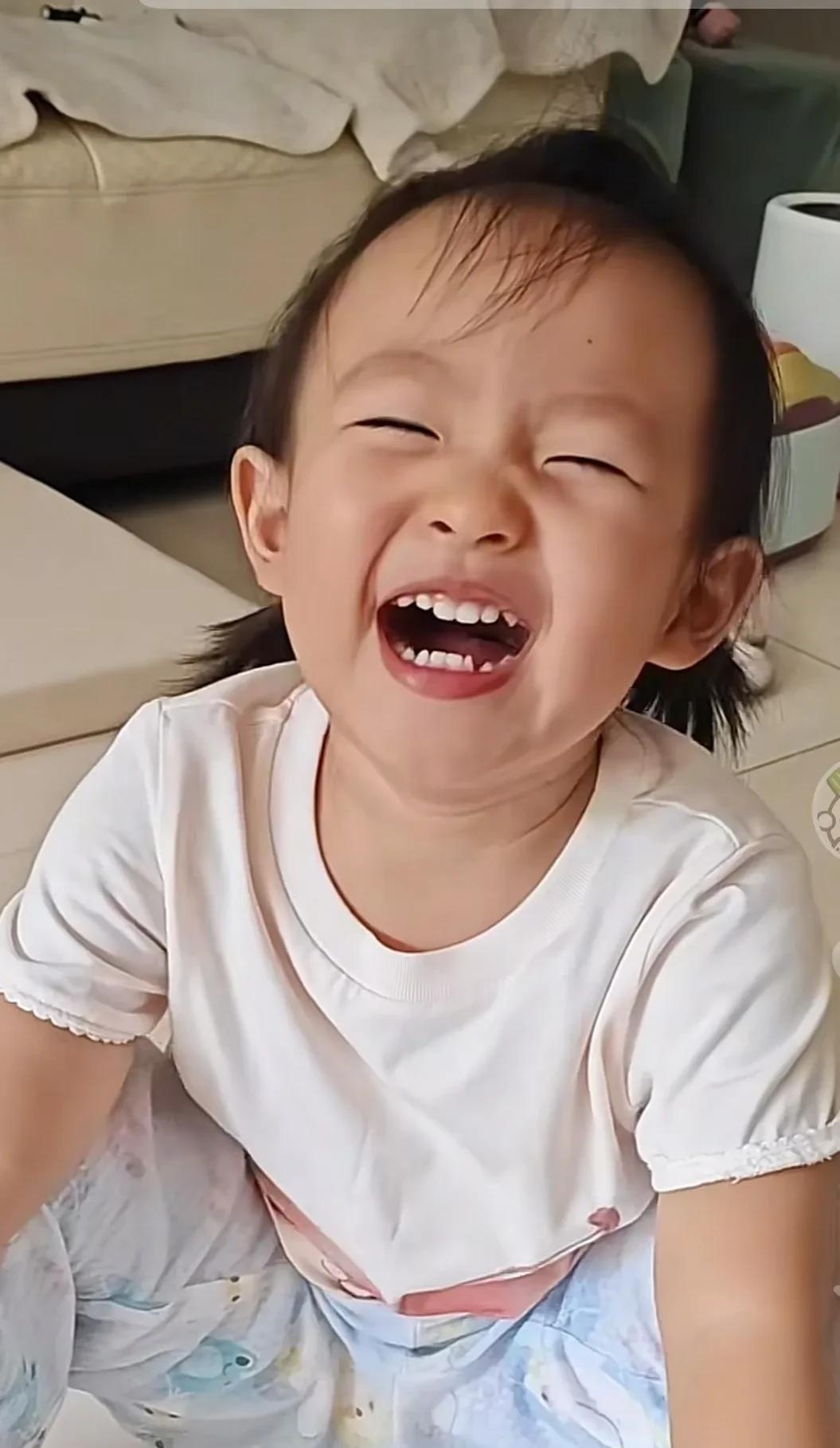 闪闪居然长这么大了，她已经会认字了，感觉一眨眼就长大了。闪闪已经认识了“小猫学