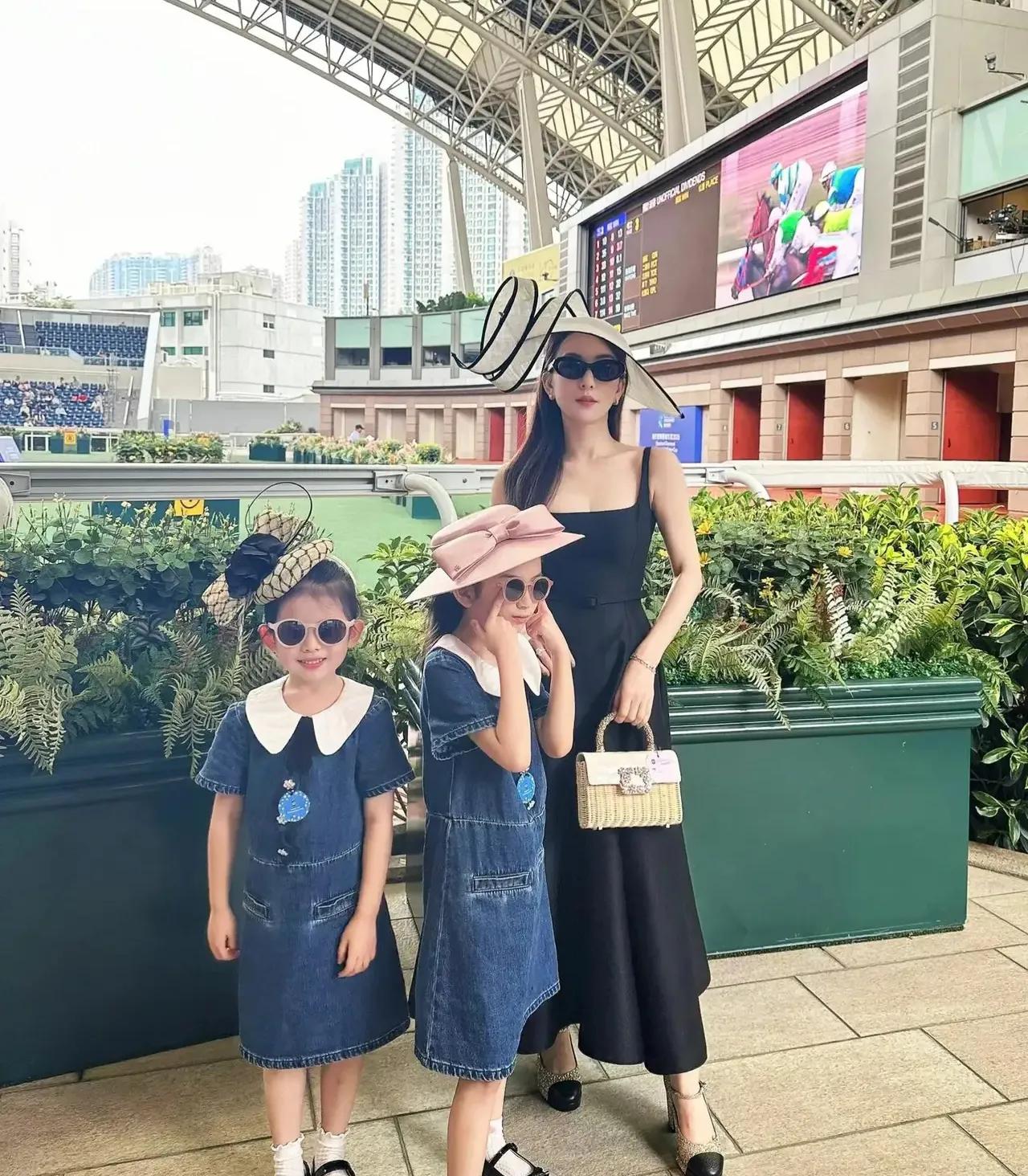 方媛帽子被批浮夸，回应：英国旅游买的。近日，郭富城携妻儿前往马场观赛，妻