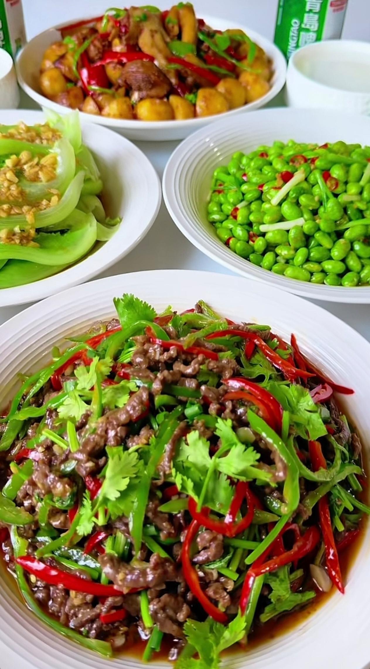 中午去姐姐家蹭饭，四样家常菜色香味俱全，看着就诱人。小炒牛肉、炒青豆、笨鸡烧