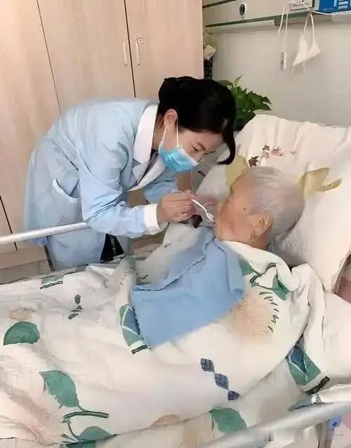 太扎心了！医院里一位从业十余年的护工说，人只要躺在床上没法自己上厕所，不管你家底