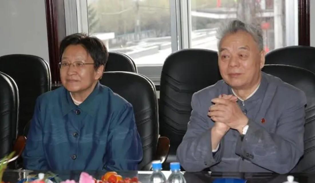 毛主席去世后，一直不给李讷安排工作，要求其写认错材料，导致李讷生活困难，她一直坚