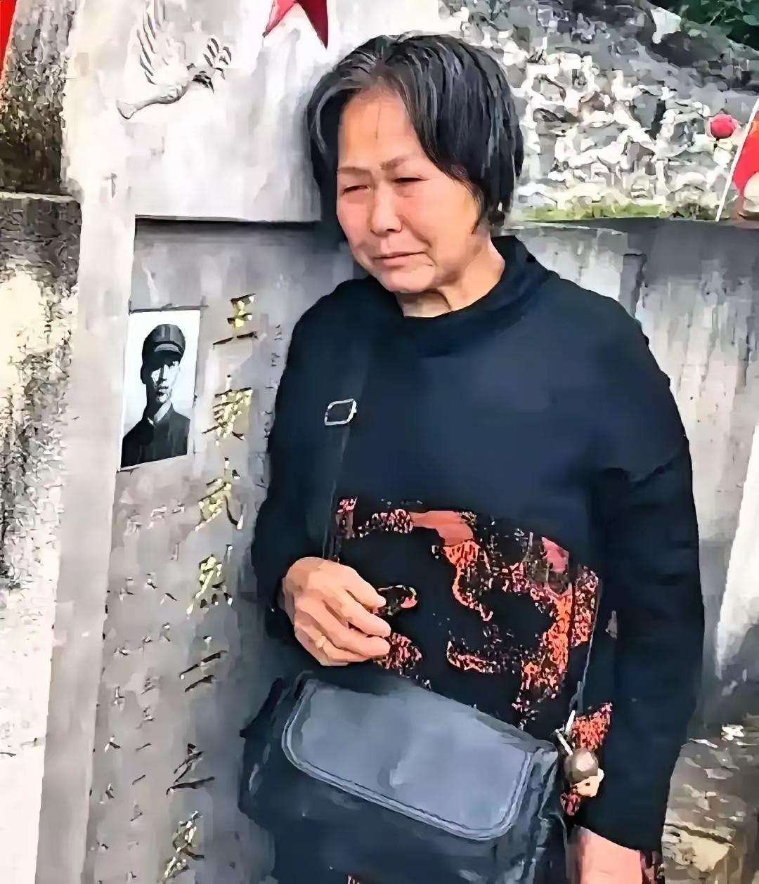 在麻栗坡烈士陵园，有个四川来的老婆婆总对着一块墓碑发呆。她的儿子王朝武是1984