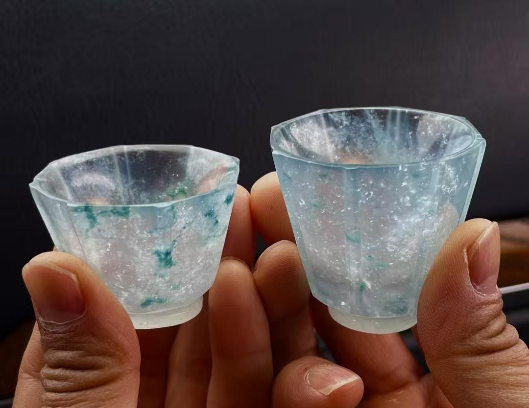 昨天儿子结婚，他舅舅拿来两只翡翠八棱杯，让选一个就当是送的结婚礼物，我看了下，这