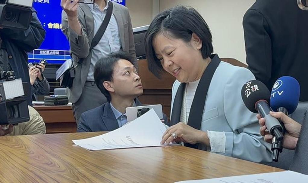 李贞秀一早参加召委选举　对媒体比1动作立院今（11日）进行各常设委员会召委选