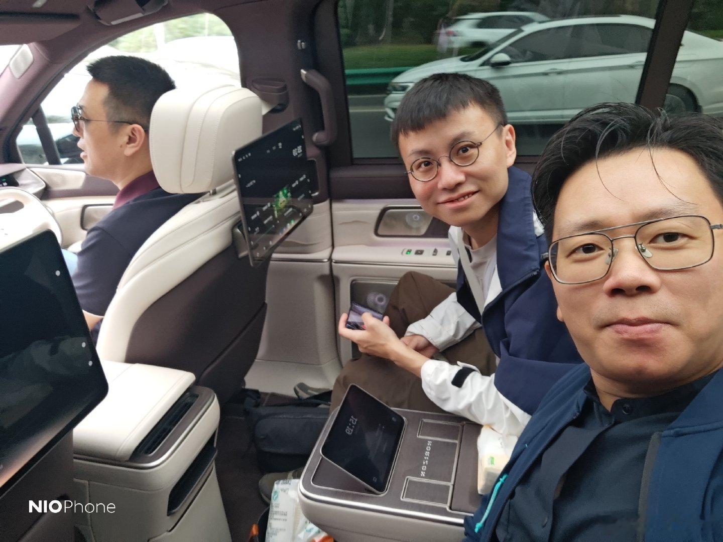 兄弟姐妹们，今天又是千亿车企CEO蔚来给我们开车的日子，咱也是好起来了[大笑][大笑]还有视频，正在