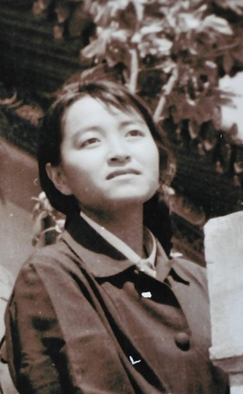 1995年，褚时健之女褚映群遭洛阳警方带走，4个月后，褚映群狱中自杀身亡。褚
