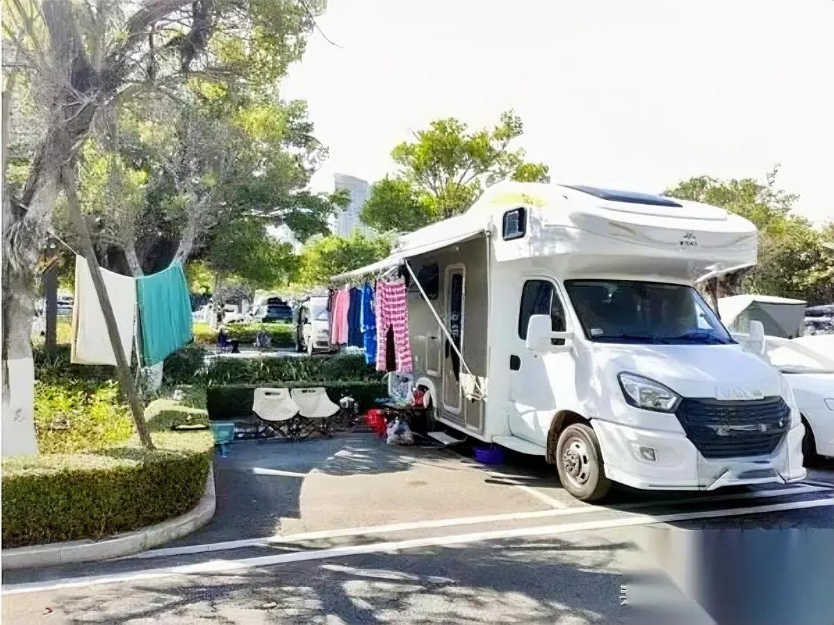 你敢信？深圳热门公园突然不让停房车了。1月初开始，深圳湾、中心公园连原来停的